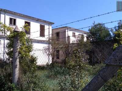 ...e accanto un�ex caserma delimitata dal filo spinato
